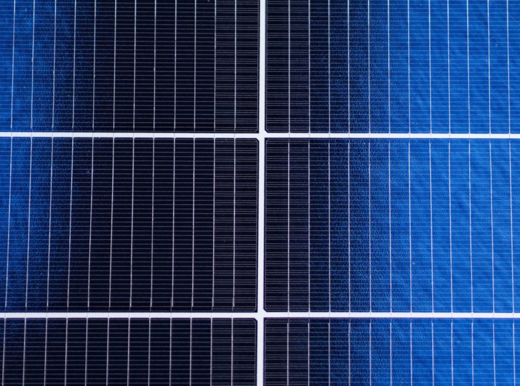 ¿Cómo funcionan las células fotovoltaicas de las placas solares?