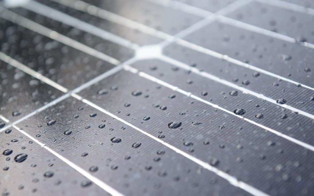 La lluvia limpia las placas solares de una instalación fotovoltaica.