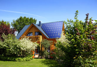 Casa sostenible con paneles solares y construcción con materiales naturales
