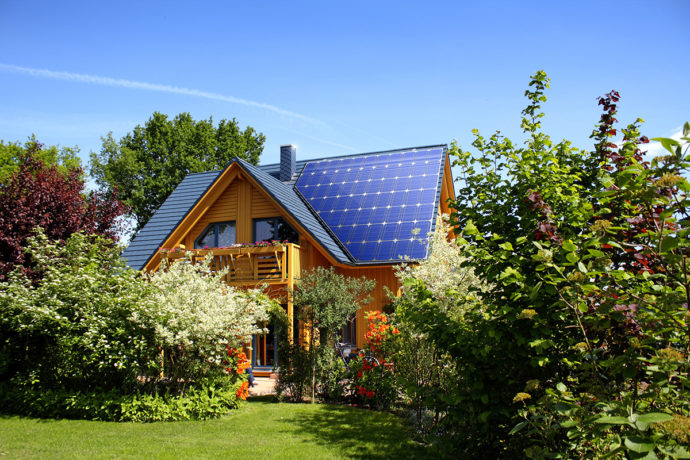 Casa sostenible con paneles solares y construcción con materiales naturales