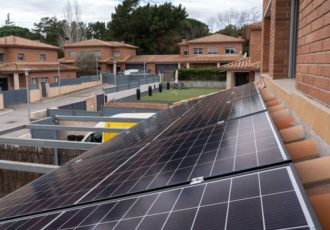 Placas solares en el tejado de una casa